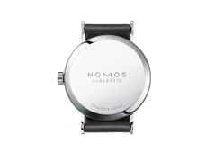 Nomos Glashütte Tangente 38 Handaufzug Edelstahl 38mm weißes Zifferblatt schwarzes Lederband Stahlboden – Herrenuhren Uhr ohne Datum aus Edelstahl und Leder. Das Gehäuse ist rund und silber. Das Lederarmband ist schwarz. Das Zifferblatt ist arabisch Index und weiß. – Ansicht 2