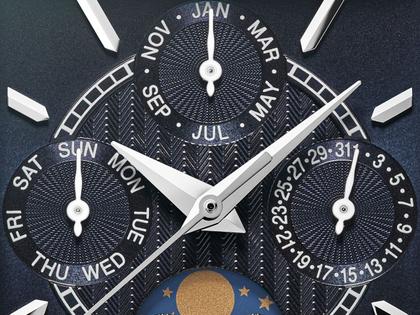 Frederique Constant Classics Carree Calendar Moonphase Quarz Edelstahl 42x30mm blaues Zifferblatt blaues Lederband – Herrenuhren Uhr mit Datum aus Edelstahl. Das Gehäuse ist rechteckig und silber. Das Lederarmband ist blau. Das Zifferblatt ist ein Index in blau. – Ansicht 4