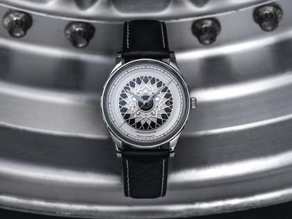 Union Glashütte Noramis Datum Deutschland Klassik 2024 Limitierte Edition Automatik Edelstahl 40mm Felgendesign Zifferblatt schwarzes Lederband – Herrenuhren Uhr mit Datum aus Edelstahl und Leder. Das Gehäuse ist rund und silber. Das Lederarmband ist schwarz. Das Zifferblatt ist ohne Zeichen und schwarz. – Ansicht 9