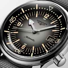 Longines Legend Diver Automatik Edelstahl 42mm graues Zifferblatt graues Textilband – Herrenuhren Uhr mit Datum aus Edelstahl. Das Gehäuse ist rund und silber. Das Textilarmband ist grau. Das Zifferblatt ist arabisch Index und grau. – Ansicht 3