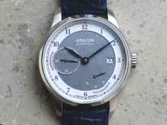 Union Glashütte 1893 Johannes Dürrstein Edition Gangreserve Handaufzug Edelstahl 41mm graues Zifferblatt blaues Lederband – Herrenuhren Uhr mit Datum aus Edelstahl und Leder. Das Gehäuse ist rund und silber. Das Lederarmband ist blau. Das Zifferblatt ist arabisch und grau. – Ansicht 2