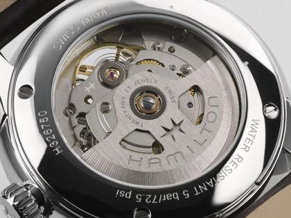 Hamilton Jazzmaster Open Heart Automatik Edelstahl 40mm silbernes Zifferblatt braunes Lederband – Herrenuhren Uhr ohne Datum aus Edelstahl und Leder. Das Gehäuse ist rund und silber. Das Lederarmband ist braun. Das Zifferblatt ist ein Index in silber. – Ansicht 5