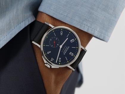 Nomos Glashütte Ahoi neomatik 38 Datum Atlantik Automatik Edelstahl dunkelblaues Zifferblatt dunkelblaues Textilband Stahlboden – Herrenuhren Uhr mit Datum aus Edelstahl. Das Gehäuse ist rund und silber. Das Textilarmband ist blau. Das Zifferblatt ist arabisch Index und blau. – Ansicht 11