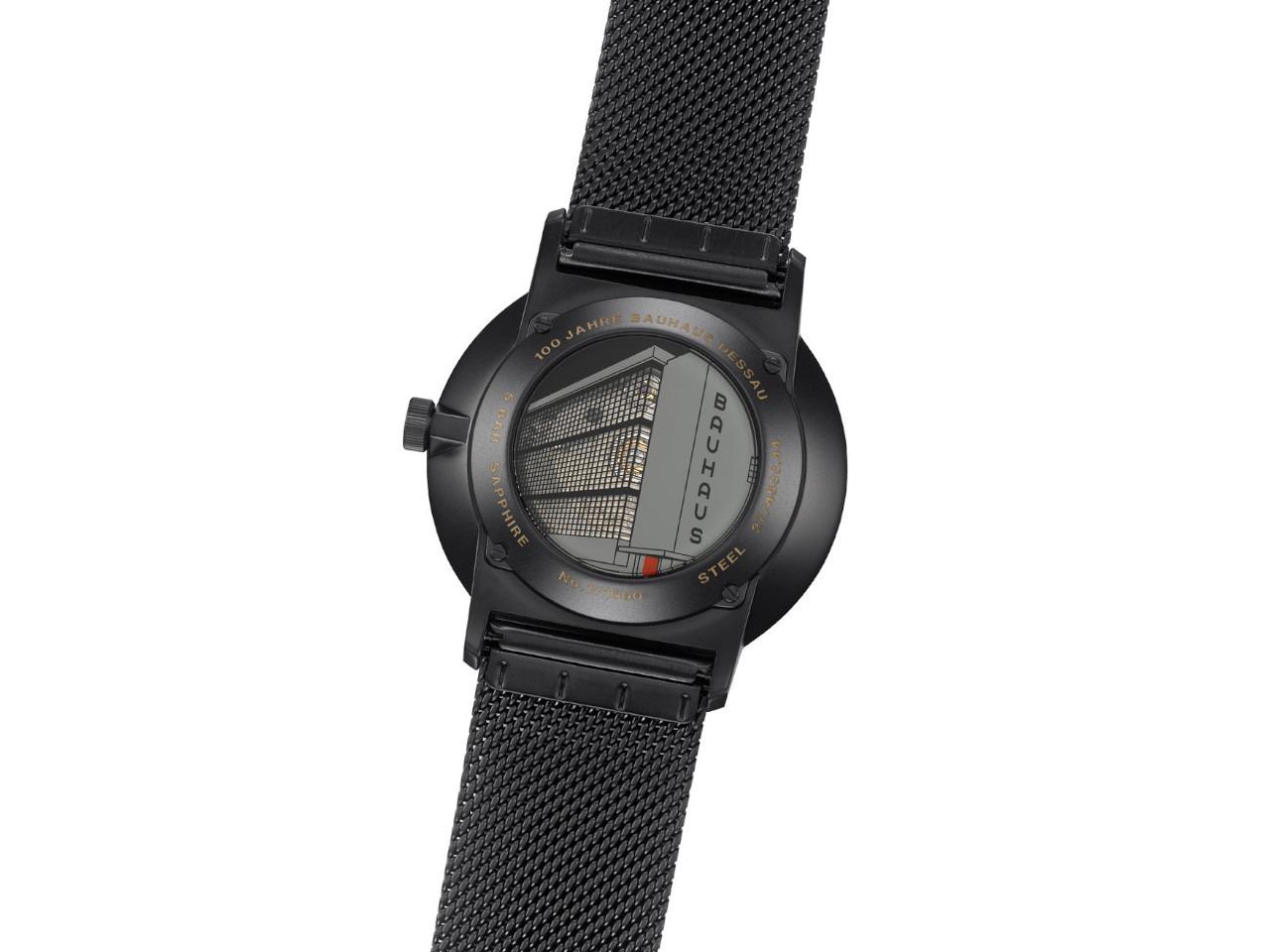 Junghans FORM Quarz Edelstahl Schwarz-PVD 39mm schwarzes Zifferblatt Metallband – Herrenuhren Uhr mit Datum aus Edelstahl und PVD beschichtet. Das Gehäuse ist rund und schwarz. Das Edelstahlarmband ist schwarz. Das Zifferblatt ist ein Index in schwarz. – Ansicht 2