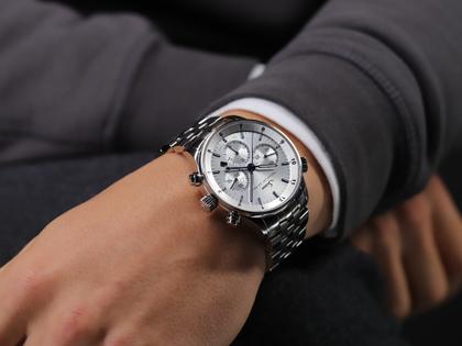 Sinn Spezialuhren 6099 Frankfurter Finanzplatzuhr Automatik Edelstahl 41,5mm silberfarbenes Zifferblatt Metallband limitiert – Herrenuhren Chronograph aus Edelstahl. Das Gehäuse ist rund und silber. Das Edelstahlarmband ist silber. Das Zifferblatt ist ein Index in silber. – Ansicht 6
