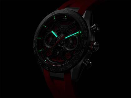 TAG Heuer Carrera Chronograph Extreme Sport Automatik Titan 44mm skelettiertes Zifferblatt Metallband – Herrenuhren Chronograph aus Keramik und Titan. Das Gehäuse ist rund und silber. Das Edelstahlarmband ist silber. Das Zifferblatt ist skelettiert und rot. – Ansicht 4