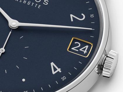 Nomos Glashütte Minimatik 39 Datum Handaufzug Edelstahl blaues Zifferblatt schwarzes Lederband – Herrenuhren Uhr mit Datum aus Edelstahl. Das Gehäuse ist rund und silber. Das Lederarmband ist schwarz. Das Zifferblatt ist arabisch Index und blau. – Ansicht 4