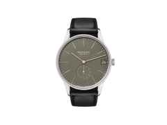 Nomos Glashütte Orion neomatik 41 Datum Olivgold Automatik Edelstahl graues Zifferblatt schwarzes Lederband Glasboden – Herrenuhren Uhr mit Datum aus Edelstahl. Das Gehäuse ist rund und silber. Das Lederarmband ist schwarz. Das Zifferblatt ist ein Index in grün.