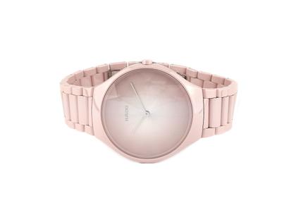 Herrenuhren Uhr ohne Datum aus Keramik. Das Gehäuse ist rund und rosa. Das Keramikarmband ist rosa. Das Zifferblatt ist ohne Zeichen und rosa.