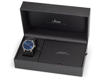 Sinn Spezialuhren 1739 Ag B Automatik Silbergehäuse 39mm blaues Zifferblatt schwarzes Lederband – Herrenuhren Uhr ohne Datum aus 925 Silber und Leder. Das Gehäuse ist rund und silber. Das Lederarmband ist schwarz. Das Zifferblatt ist ein Index in blau. – Ansicht 4