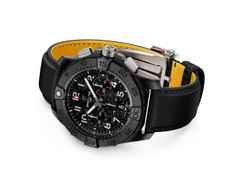 Breitling Avenger B01 Chronograph 44 Night Mission Automatik Keramik schwarzes Carbon-Zifferblatt schwarzes Lederband – Herrenuhren Chronograph aus Carbon, Keramik, Leder und Titan. Das Gehäuse ist rund und schwarz. Das Lederarmband ist schwarz. Das Zifferblatt ist ein Index in schwarz. – Ansicht 3