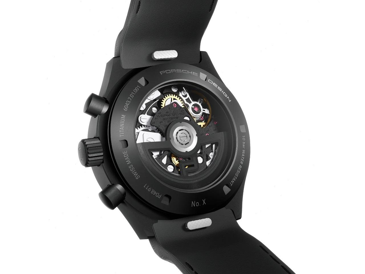 Porsche Design Chronograph 1 - All Black Numbered Edition Automatik Titan Schwarz-TiC 40mm schwarzes Zifferblatt schwarzes Lederband – Herrenuhren Chronograph aus Leder, Titan und Titancarbid beschichtet. Das Gehäuse ist rund und schwarz. Das Lederarmband ist schwarz. Das Zifferblatt ist ein Index in schwarz. – Ansicht 3