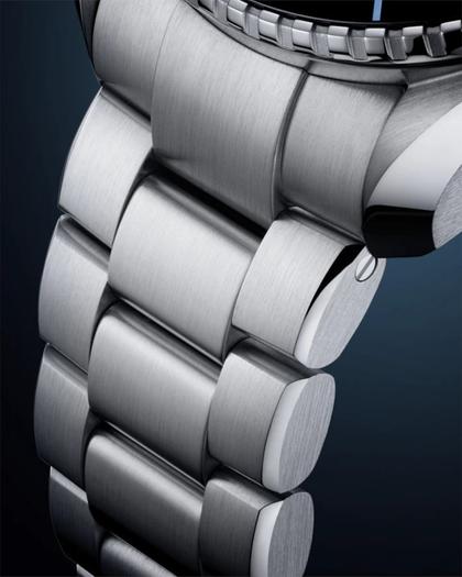 Omega Seamaster Planet Ocean 6000M Ultra Deep Automatik Edelstahl 45,5mm blaues Zifferblatt Metallband Summer Blue – Herrenuhren Uhr ohne Datum aus Edelstahl und Keramik. Das Gehäuse ist rund und silber. Das Edelstahlarmband ist silber. Das Zifferblatt ist arabisch Index und blau. – Ansicht 5