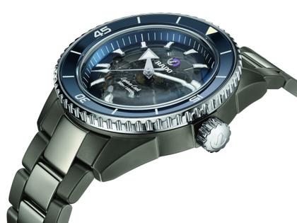 Rado Captain Cook  Keramik blau Plasmakeramik – Herrenuhren Uhr ohne Datum aus Keramik. Das Gehäuse ist rund und silber. Das Keramikarmband ist silber. Das Zifferblatt ist ein Index in schwarz. – Ansicht 2