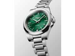 Longines Conquest Quarz Edelstahl 34mm grünes Zifferblatt Metallband – Damenuhren Uhr mit Datum aus Edelstahl. Das Gehäuse ist rund und silber. Das Edelstahlarmband ist silber. Das Zifferblatt ist ein Index in grün. – Ansicht 3