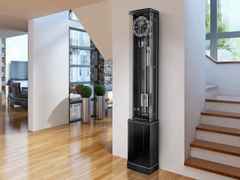 Erwin Sattler Präzisionspendeluhr Standuhr Illumina Secunda Carbon – Großuhren Standuhr aus . Das Gehäuse ist rechteckig und schwarz. Das Zifferblatt ist römisch Index und schwarz. – Ansicht 3