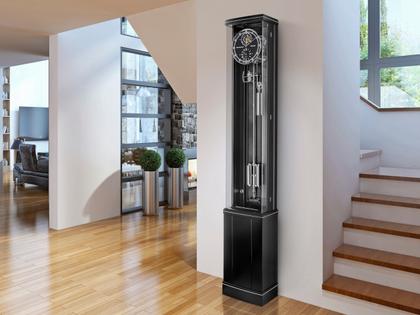 Erwin Sattler Präzisionspendeluhr Standuhr Illumina Secunda Carbon – Großuhren Standuhr aus . Das Gehäuse ist rechteckig und schwarz. Das Zifferblatt ist römisch Index und schwarz. – Ansicht 3