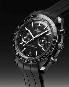 Omega Speedmaster Dark Side of the Moon Chronograph Automatik Keramik 44mm schwarzes Zifferblatt schwarzes Kautschukband – Herrenuhren Chronograph aus Keramik. Das Gehäuse ist rund und schwarz. Das Kautschuk / Kunststoff / Silikon Armband ist schwarz. Das Zifferblatt ist ein Index in schwarz. – Ansicht 3