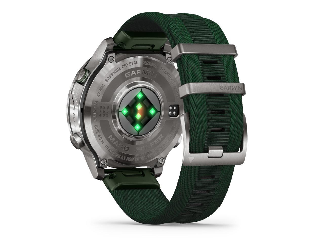 Garmin MARQ Golfer Gen 3 Titan 47mm digitales Display grünes Textilband – Herrenuhren Uhr Multifunktion aus Kautschuk, Keramik und Titan. Das Gehäuse ist rund und grau. Das Textilarmband ist grün. Der Zifferblatt ist digital. – Ansicht 4