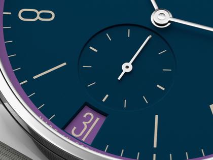 Nomos Glashütte Tangente 38 Datum "175 Years Watchmaking - Nachtgesang" Handaufzug Edelstahl blaues Zifferblatt graues Textilband Glasboden – Herrenuhren Uhr mit Datum aus Edelstahl. Das Gehäuse ist rund und silber. Das Textilarmband ist grau. Das Zifferblatt ist arabisch Index und blau. – Ansicht 6