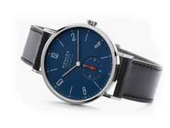 Nomos Glashütte Tangente 39 neomatik Nachtblau Automatik Edelstahl 39mm blaues Zifferblatt schwarzes Lederband – Herrenuhren Uhr ohne Datum aus Edelstahl. Das Gehäuse ist rund und silber. Das Lederarmband ist schwarz. Das Zifferblatt ist arabisch Index und blau. – Ansicht 3