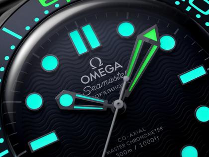 Omega Seamaster Diver 300M James Bond 60th Anniversary Automatik Edelstahl 42mm blaues Zifferblatt Metallband – Herrenuhren Uhr ohne Datum aus Aluminium und Edelstahl. Das Gehäuse ist rund und silber. Das Edelstahlarmband ist silber. Das Zifferblatt ist ein Index in blau. – Ansicht 5