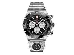 Breitling Super Chronomat B01 44 Automatik Edelstahl schwarzes Zifferblatt Metallband mit GMT Modul – Herrenuhren Chronograph aus Edelstahl. Das Gehäuse ist rund und silber. Das Edelstahlarmband ist silber. Das Zifferblatt ist ein Index in schwarz.