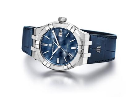 Maurice Lacroix Aikon Automatik Edelstahl 42mm blaues Zifferblatt blaues Lederband – Herrenuhren Uhr mit Datum aus Edelstahl. Das Gehäuse ist rund und silber. Das Lederarmband ist blau. Das Zifferblatt ist ein Index in blau. – Ansicht 2