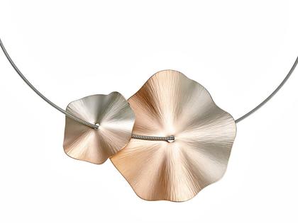 Niessing Anhänger Blütenscheibe Aura 30mm – Anhänger Anhänger ohne Besatz in grau und aus 750 Rotgold und 750 Weißgold. – Ansicht 2