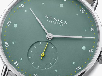 Nomos Glashütte Metro 33 Sage Handaufzug Edelstahl 33mm grünes Zifferblatt graues Lederband Glasboden – Damenuhren Uhr ohne Datum aus Edelstahl und Leder. Das Gehäuse ist rund und silber. Das Lederarmband ist grau. Das Zifferblatt ist ein Index in grün. – Ansicht 3