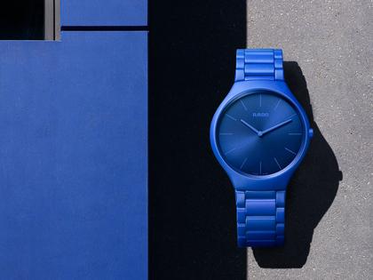 Rado True Thinline Les Couleurs Le Corbusier Quarz Keramik Spectacular Ultramarine 4320K – Herrenuhren Uhr ohne Datum aus Keramik und Titan. Das Gehäuse ist rund und blau. Das Keramikarmband ist blau. Das Zifferblatt ist ein Index in blau. – Ansicht 4