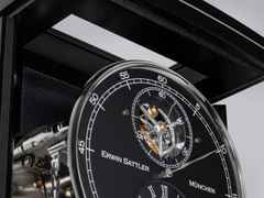 Erwin Sattler Präzisionspendeluhr Standuhr Illumina Secunda Carbon – Großuhren Standuhr aus . Das Gehäuse ist rechteckig und schwarz. Das Zifferblatt ist römisch Index und schwarz. – Ansicht 7