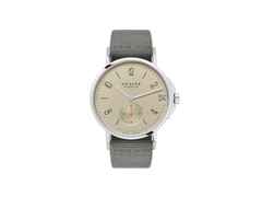 Nomos Glashütte Ahoi neomatik 38 Datum Sand Automatik Edelstahl sandfarbenes Zifferblatt dunkelgraues Textilband Glasboden – Herrenuhren Uhr mit Datum aus Edelstahl. Das Gehäuse ist rund und silber. Das Textilarmband ist grau. Das Zifferblatt ist arabisch Index und beige.