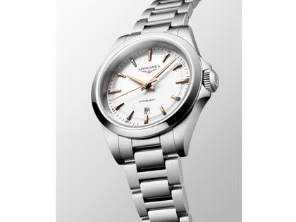 Longines Conquest Quarz Edelstahl 30mm weißes Zifferblatt Metallband – Damenuhren Uhr mit Datum aus Edelstahl. Das Gehäuse ist rund und silber. Das Edelstahlarmband ist silber. Das Zifferblatt ist ein Index in weiß. – Ansicht 3