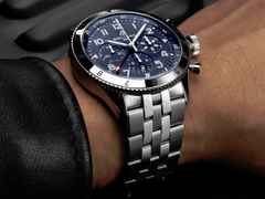 Breitling Super AVI B04 Chronograph GMT 46 Tribute to Vought F4U Corsair Automatik Edelstahl blaues Zifferblatt Metallband – Herrenuhren Chronograph aus Edelstahl. Das Gehäuse ist rund und silber. Das Edelstahlarmband ist silber. Das Zifferblatt ist arabisch und blau. – Ansicht 5