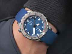 Sinn Spezialuhren U50 B Automatik U-Boot-Stahl 41mm blaues Zifferblatt blaues Textilband – Herrenuhren Uhr mit Datum aus Edelstahl und Metall. Das Gehäuse ist rund und grau. Das Textilarmband ist blau. Das Zifferblatt ist ein Index in blau. – Ansicht 7
