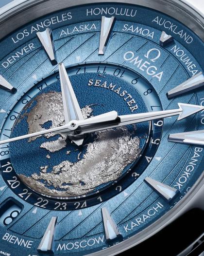 Omega Seamaster Aqua Terra 150M Automatik Edelstahl 43mm hellblaues Zifferblatt Kautschukband Summer Blue – Herrenuhren Uhr mit Datum aus Edelstahl. Das Gehäuse ist rund und silber. Das Kautschuk / Kunststoff / Silikon Armband ist blau. Das Zifferblatt ist ein Index in blau. – Ansicht 3