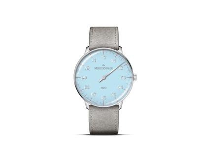 MeisterSinger Neo Special Automatik Edelstahl 36mm hellblaues Zifferblatt graues Lederband – Damenuhren Uhr ohne Datum aus Edelstahl und Leder. Das Gehäuse ist rund und silber. Das Lederarmband ist grau. Das Zifferblatt ist arabisch und blau.