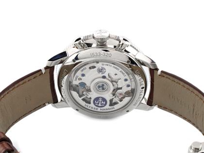 Juwelier Roller Ulysse Nardin Torpilleur Annual Chronograph Limited Edition Automatik Edelstahl 44mm blaues Zifferblatt braunes Lederband 1533-320LE-3A-175/1B Full Set Occasion Neu – Herrenuhren Chronograph aus Edelstahl und Leder. Das Gehäuse ist rund und silber. Das Lederarmband Kroko / Alligator ist braun. Das Zifferblatt ist römisch und blau. – Ansicht 2
