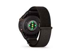 Garmin Approach S72 Titan Schwarz-DLC 43mm digitales Display schwarzes Textilband – Herrenuhren Uhr Multifunktion aus Keramik und Kunststoff. Das Gehäuse ist rund und schwarz. Das Textilarmband ist schwarz. Das Zifferblatt ist digital und schwarz. – Ansicht 4