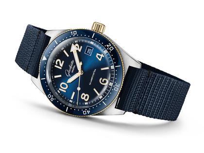 Glashütte Original SeaQ Automatik Edelstahl 40mm blaues Zifferblatt blaues Textilband – Herrenuhren Uhr mit Datum aus 750 Gelbgold, Edelstahl und Keramik. Das Gehäuse ist rund und silber-gelbgold. Das Textilarmband ist blau. Das Zifferblatt ist arabisch Index und blau. – Ansicht 2
