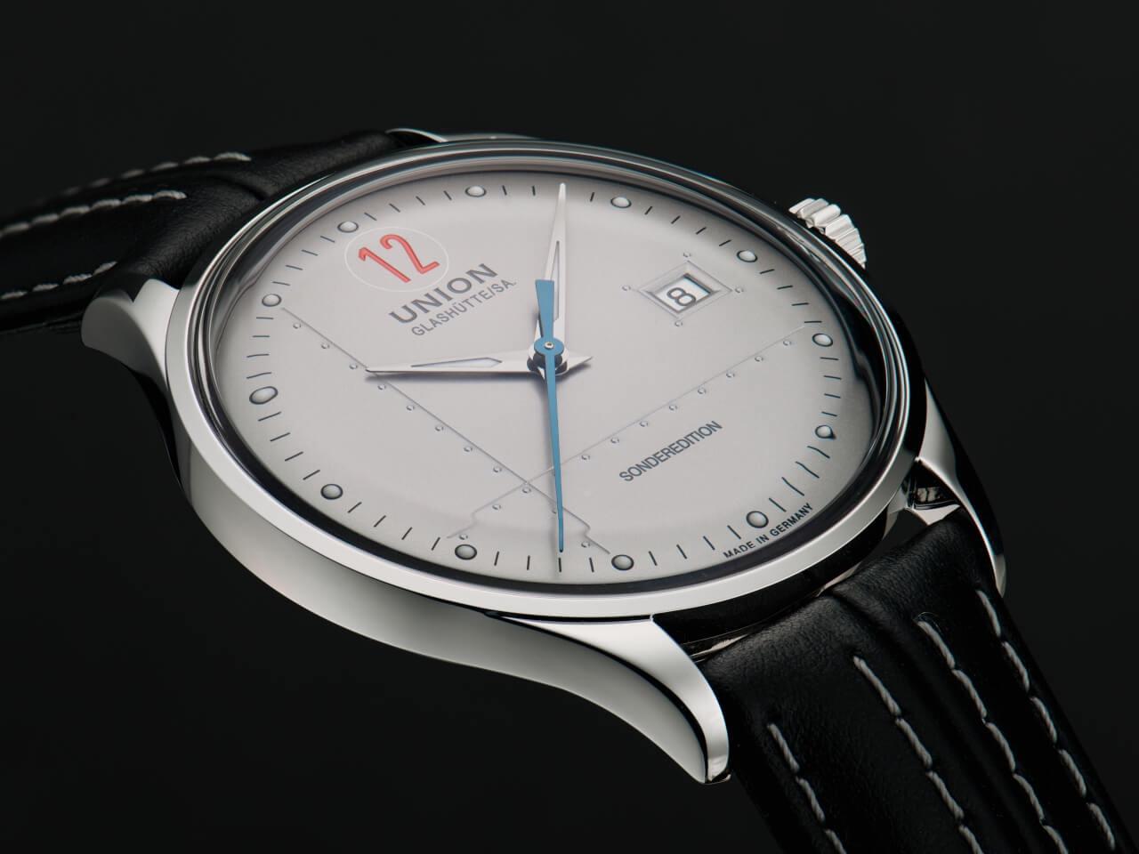 Union Glashütte Noramis Datum Paul Pietsch Sonderedition Automatik Edelstahl 40mm silbernes Zifferblatt schwarzes Lederband – Herrenuhren Uhr mit Datum aus Edelstahl. Das Gehäuse ist rund und silber. Das Lederarmband ist schwarz. Das Zifferblatt ist ein Index in silber. – Ansicht 3