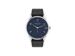 Nomos Glashütte Minimatik 39 Datum Handaufzug Edelstahl blaues Zifferblatt schwarzes Lederband – Herrenuhren Uhr mit Datum aus Edelstahl. Das Gehäuse ist rund und silber. Das Lederarmband ist schwarz. Das Zifferblatt ist arabisch Index und blau.