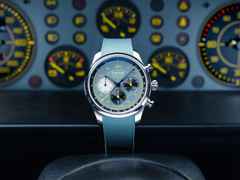 Union Glashütte Belisar Chronograph Speedster 2025 Limited Edition Automatik Edelstahl 44mm blaues Zifferblatt blaues Kautschukband – Herrenuhren Chronograph aus Edelstahl und Kautschuk. Das Gehäuse ist rund und silber. Das Kautschuk / Kunststoff / Silikon Armband ist blau. Das Zifferblatt ist arabisch und blau. – Ansicht 3
