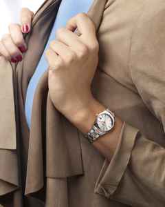 Longines Conquest Classic Quarz Edelstahl 34mm silbernes Zifferblatt Metallband – Damenuhren Uhr mit Datum aus Edelstahl. Das Gehäuse ist rund und silber-roségold. Das Edelstahlarmband ist silber-roségold. Das Zifferblatt ist ein Index in silber. – Ansicht 3
