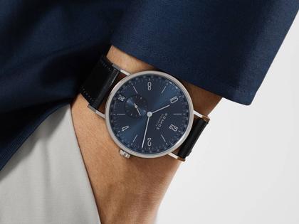 Nomos Glashütte Tangente 2date Handaufzug Edelstahl 38mm blaues Zifferblatt schwarzes Lederband Glasboden – Herrenuhren Uhr mit Datum aus Edelstahl und Leder. Das Gehäuse ist rund und silber. Das Lederarmband ist schwarz. Das Zifferblatt ist arabisch Index und blau. – Ansicht 9