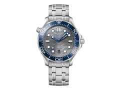 Omega Seamaster Diver 300M Automatik Edelstahl 42mm graues Zifferblatt Metallband – Herrenuhren Uhr mit Datum aus Edelstahl und Keramik. Das Gehäuse ist rund und silber. Das Edelstahlarmband ist silber. Das Zifferblatt ist ein Index in grau.
