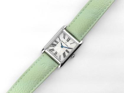 Maurice Lacroix Fiaba Square Quarz Edelstahl 24x34mm Perlmutt-Zifferblatt grünes Lederband FA1205-SS001-160-5 Full Set mit Garantie Occasion – Damenuhren Uhr ohne Datum aus Edelstahl. Das Gehäuse ist rechteckig und silber. Das Lederarmband ist grün. Das Zifferblatt ist römisch und weiß. – Ansicht 4