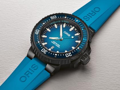 Oris Aquis Pro 1000M Automatik Titan Schwarz-PVD 49,5mm blaues Wellen-Zifferblatt blaues Kautschukband – Herrenuhren Uhr mit Datum aus Edelstahl, Kautschuk, PVD beschichtet und Titan. Das Gehäuse ist rund und schwarz. Das Kautschuk / Kunststoff / Silikon Armband ist blau. Das Zifferblatt ist ein Index in blau. – Ansicht 4