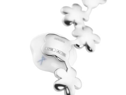 Meissen Blossom Blütencollier 5 Blüten Weißgold mit Brillanten und Meissen Porzellan – Halsschmuck Kette mit Anhänger aus 750 Weißgold. – Ansicht 2